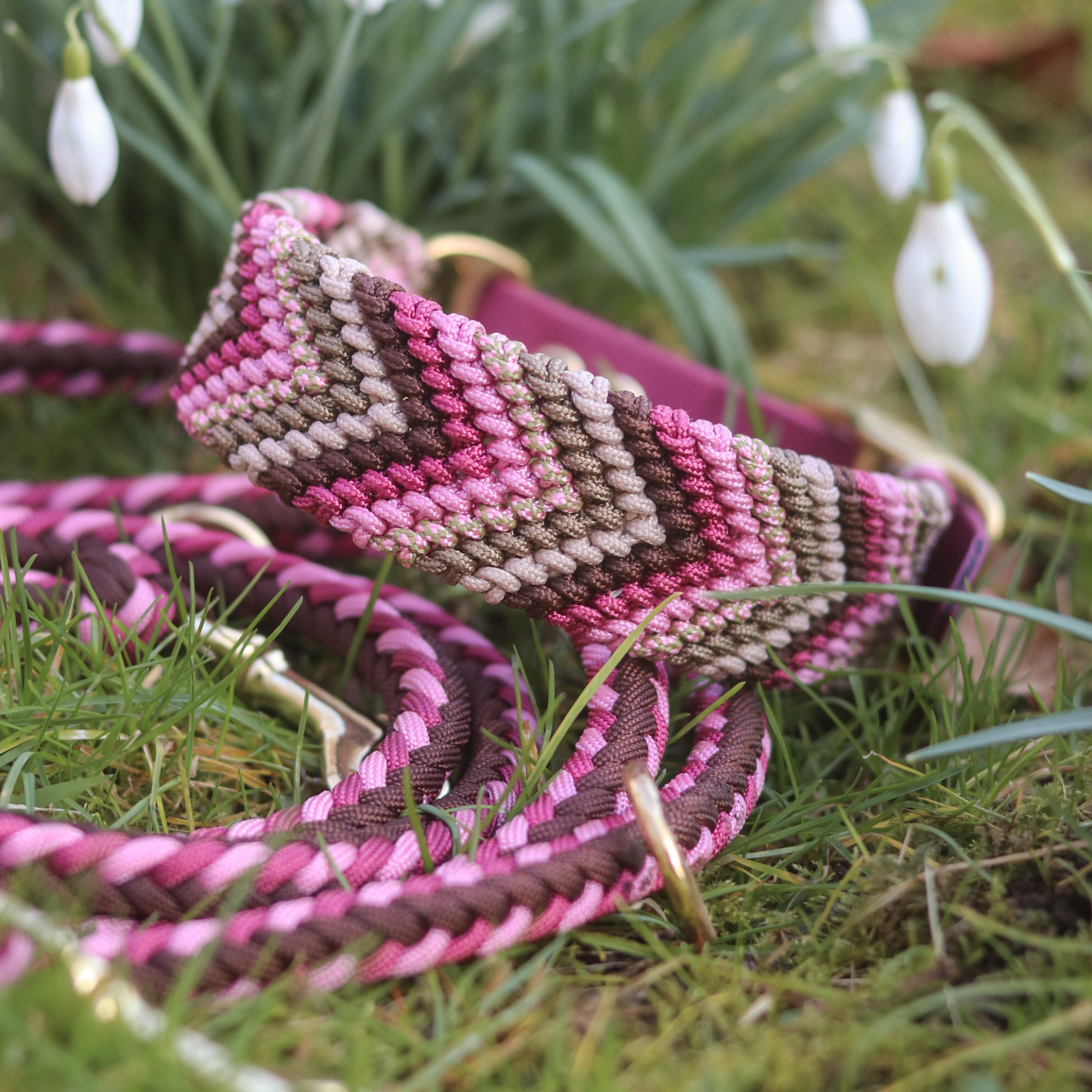 Paracordhalsband "Freundschaft" in Walnuss und Rosa
