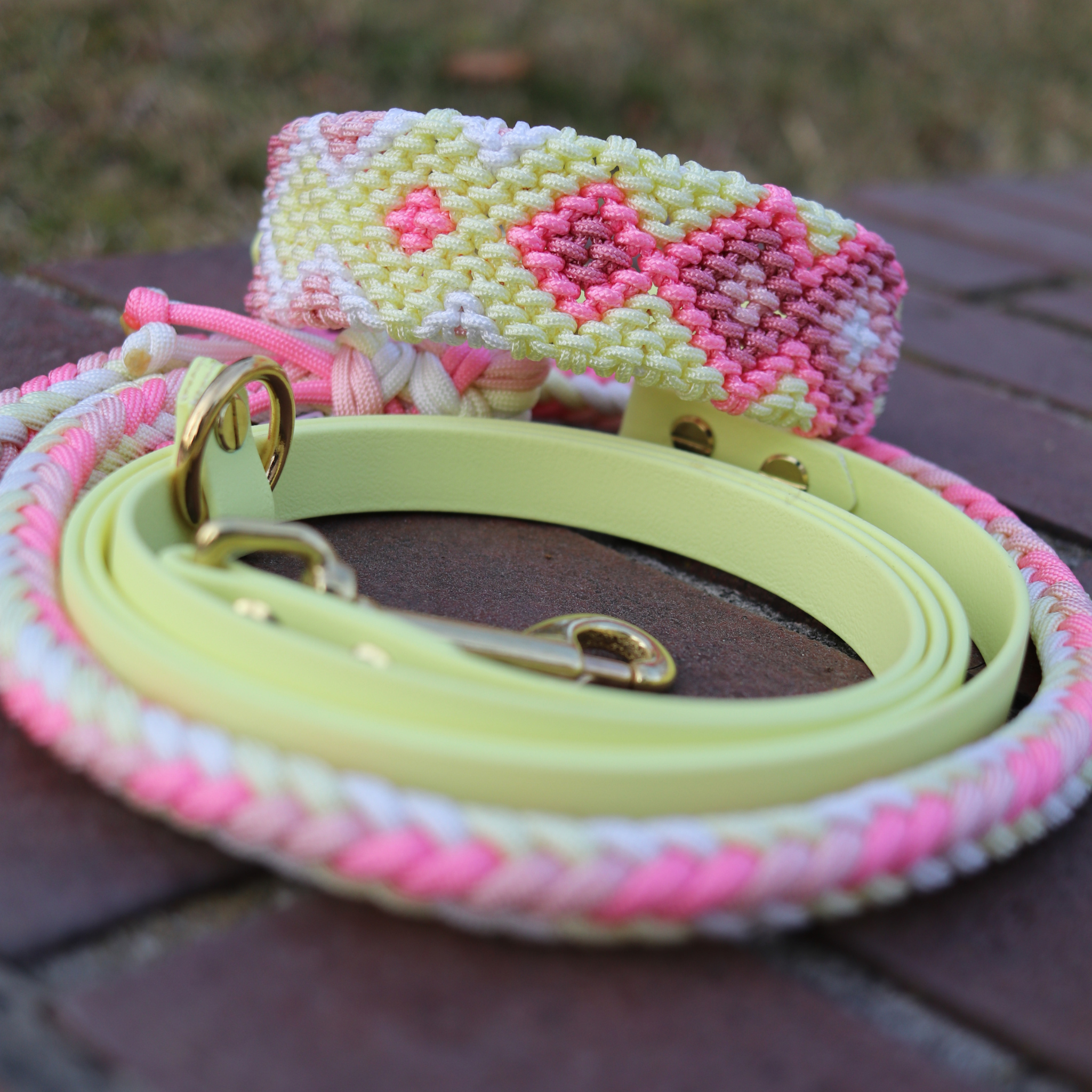 Paracordhalsband "Lotus" in Pastellgelb und Rosa