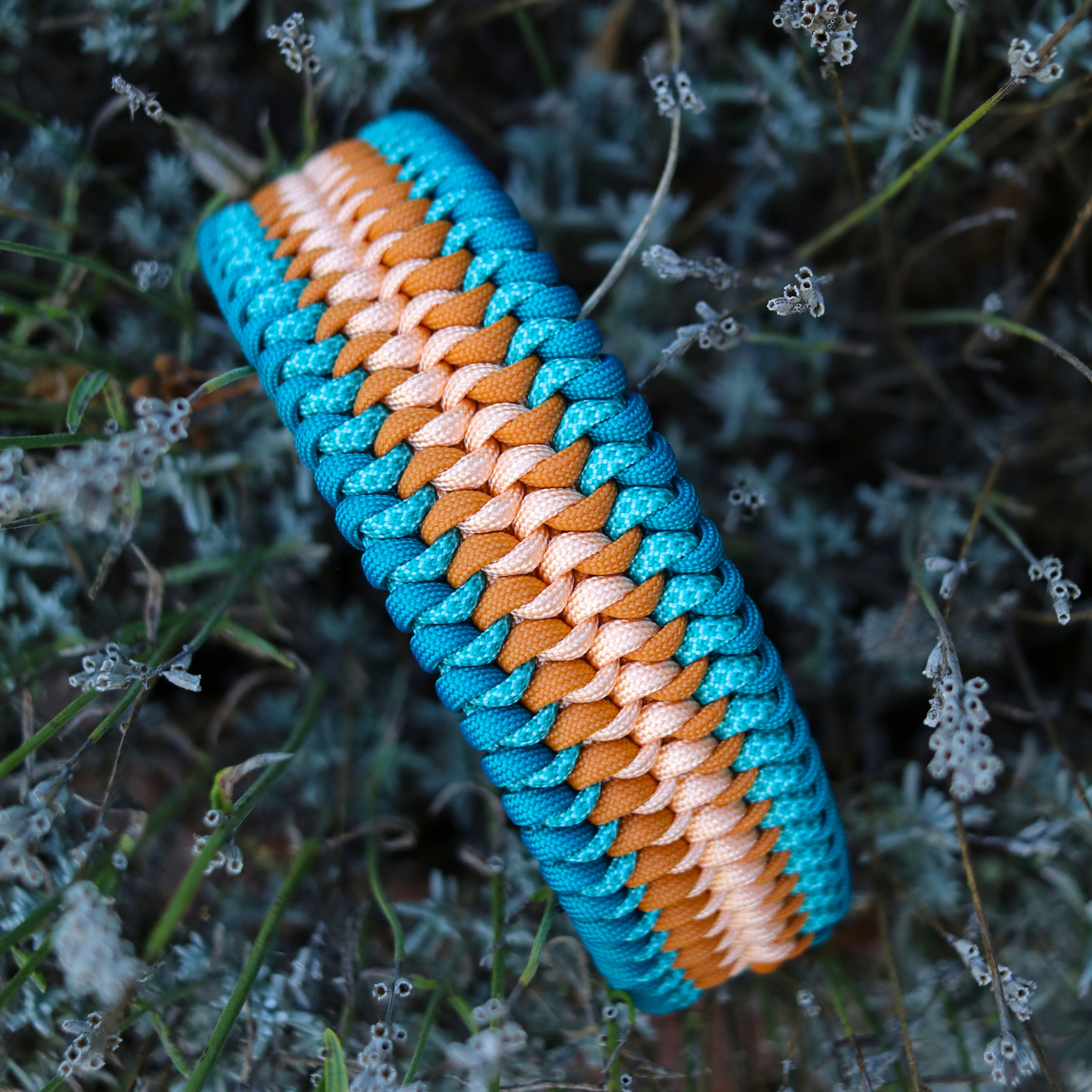 Paracordhalsband "Lilith" in Weinrot Teal und Mustard