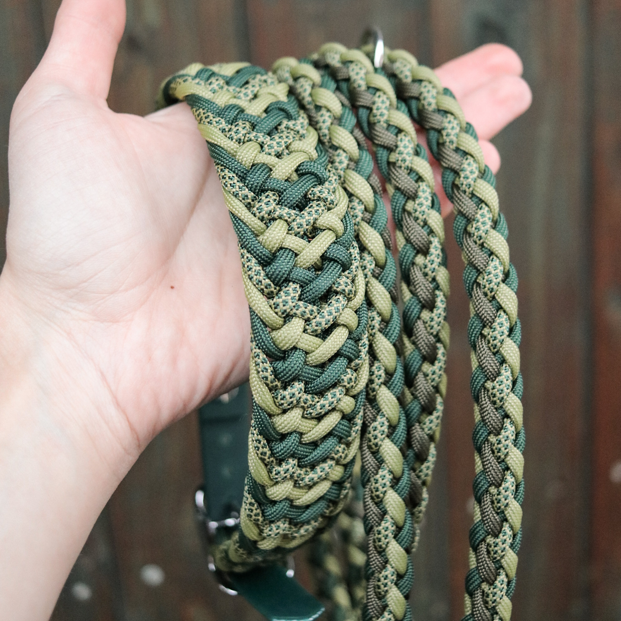 Paracordhalsband "3 Way Tie" in Dunkelgrün und Moos
