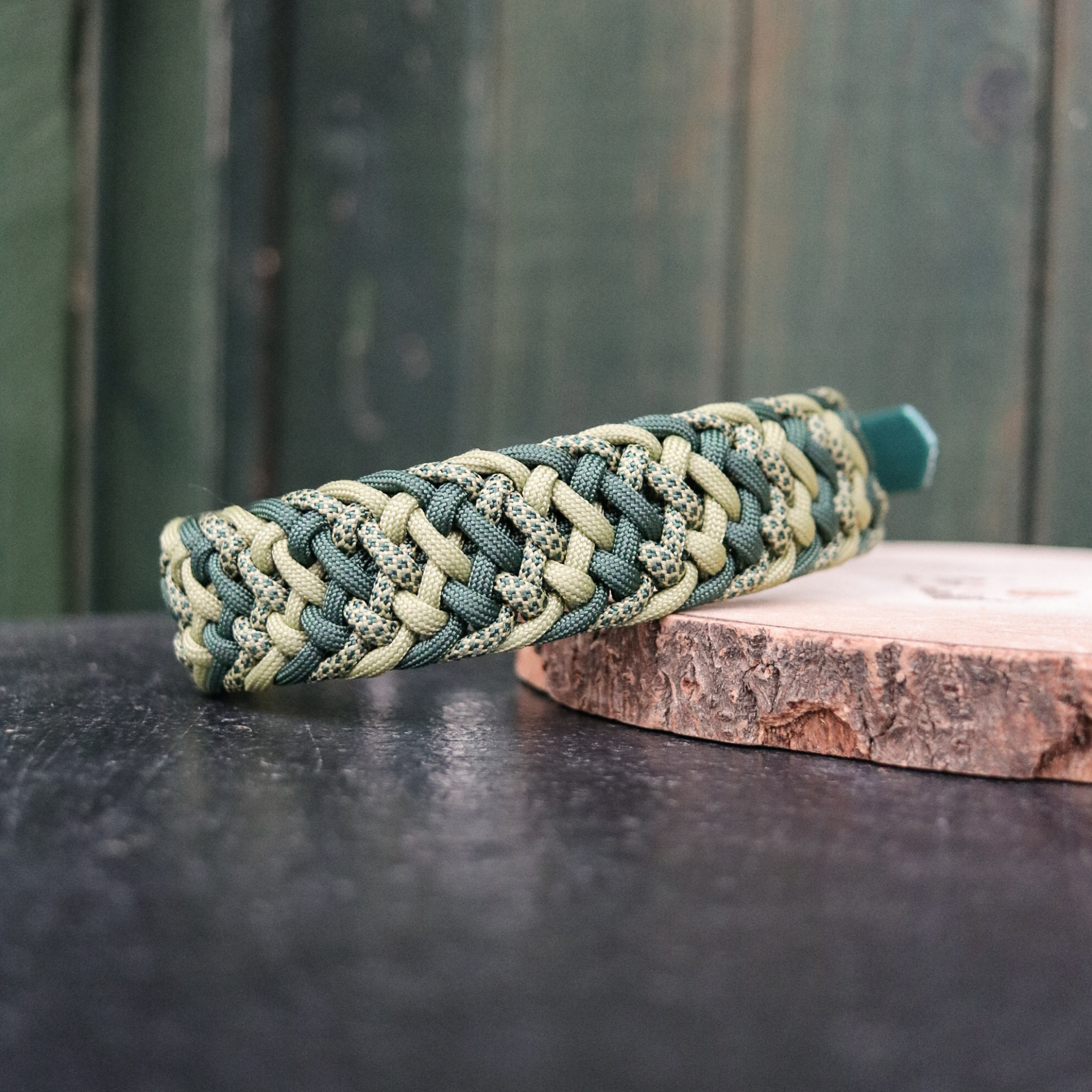 Paracordhalsband "3 Way Tie" in Dunkelgrün und Moos