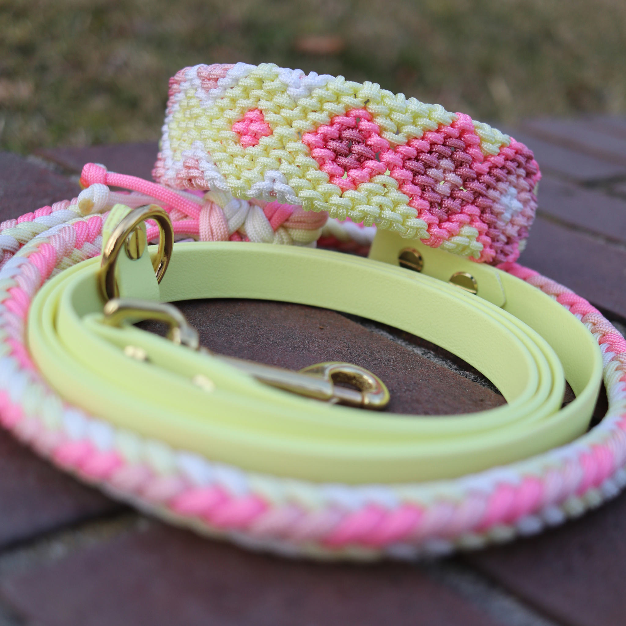 Paracordhalsband "Lotus" in Pastellgelb und Rosa
