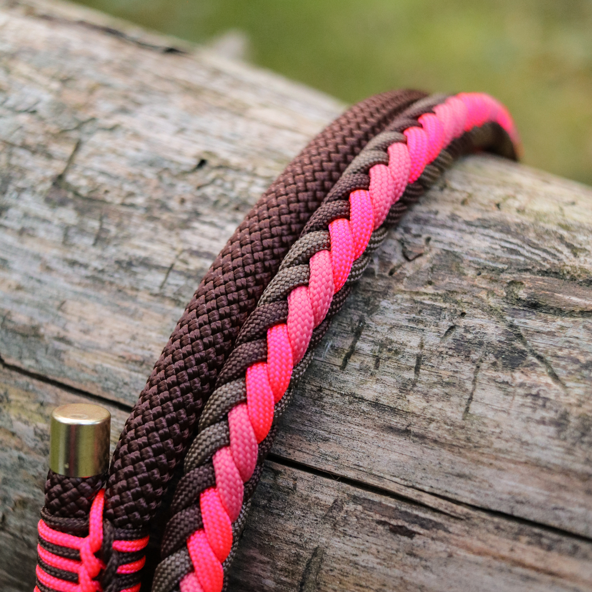 Paracord/Tau Leine "Herringbone" in Walnuss und Neon Pink