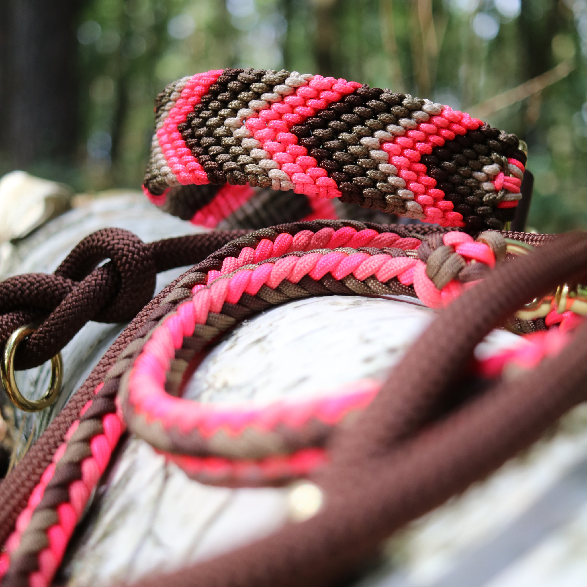 Paracordhalsband "Freundschaft" in Walnuss und Neon Pink