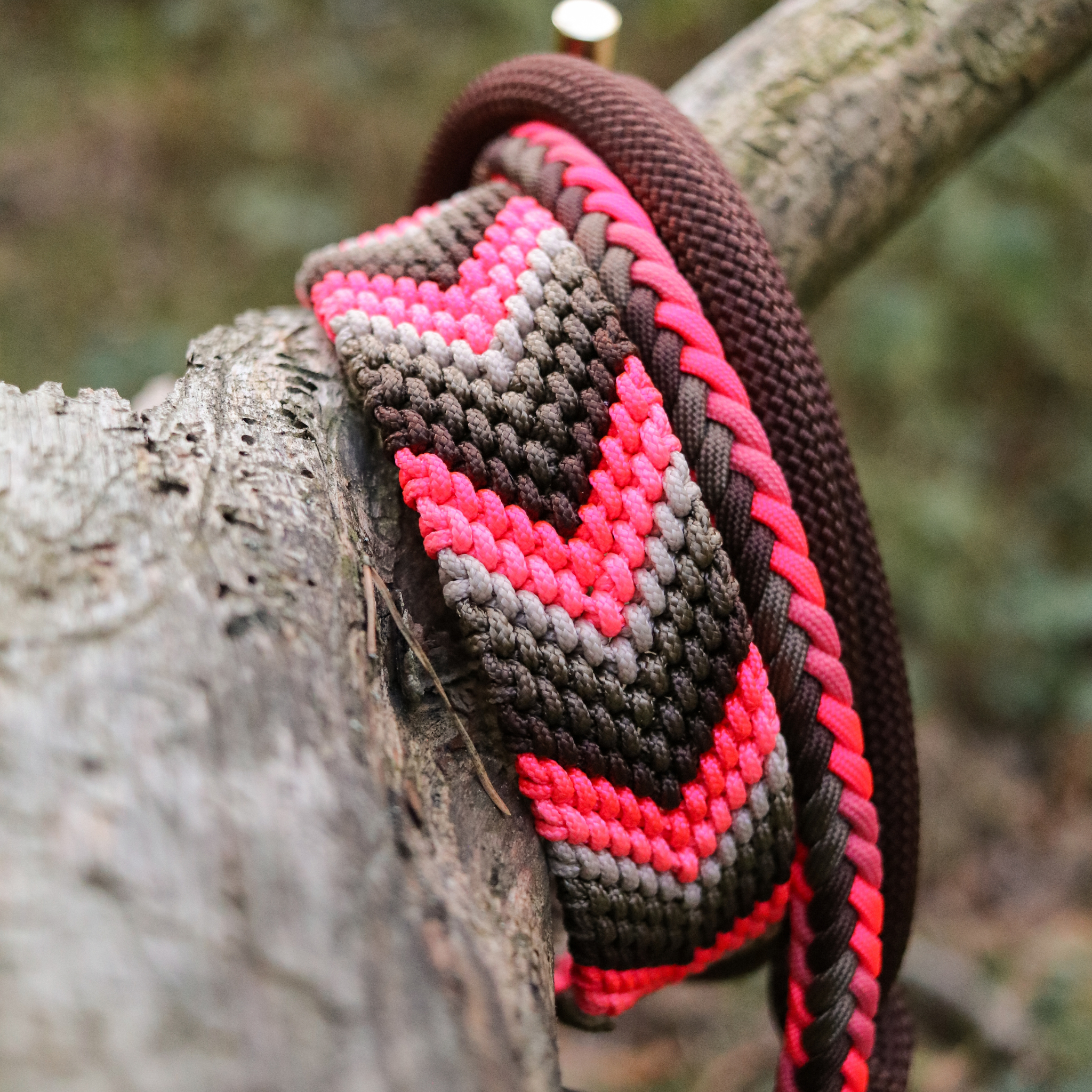 Paracordhalsband "Freundschaft" in Walnuss und Neon Pink