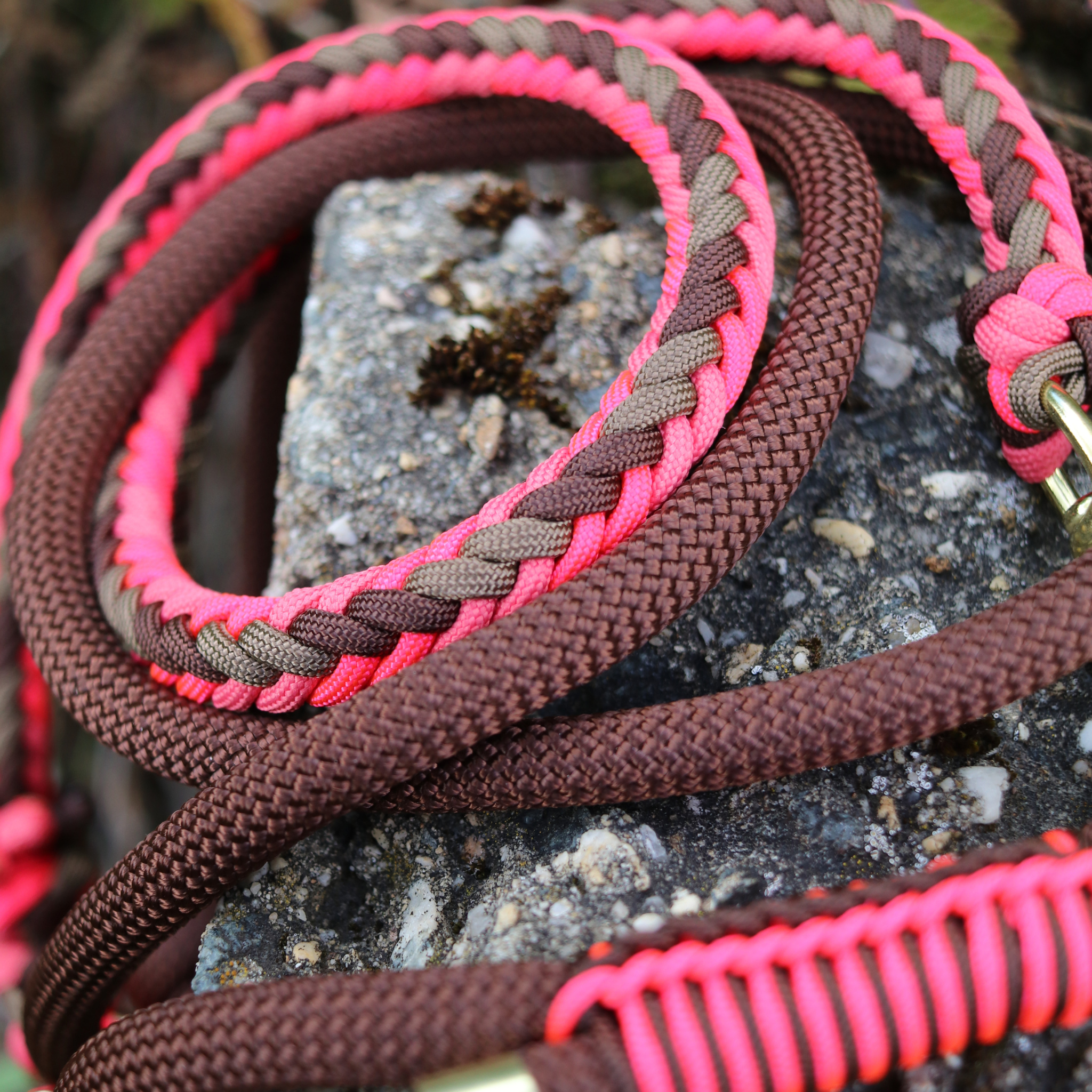 Paracord/Tau Leine "Herringbone" in Walnuss und Neon Pink